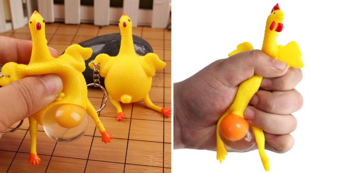 Anti-stress speelgoed in de vorm van een kippenei die geboorte geeft