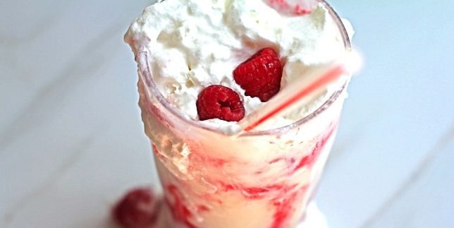 Milkshake met aardbeien en witte chocolade