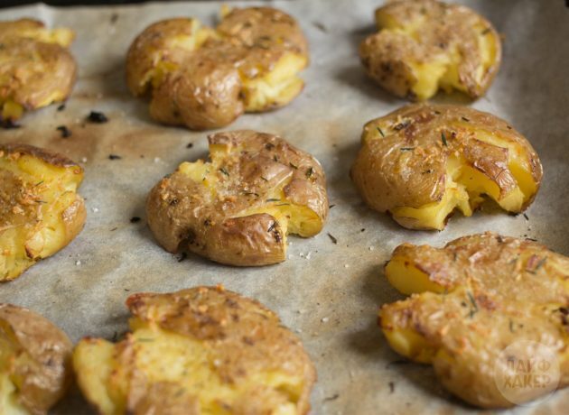 Hoe gebakken aardappelen in de oven te koken: leg de aardappelen op een bakplaat