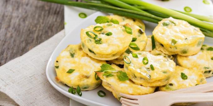 Mini frittatas met feta, doperwten en kruiden