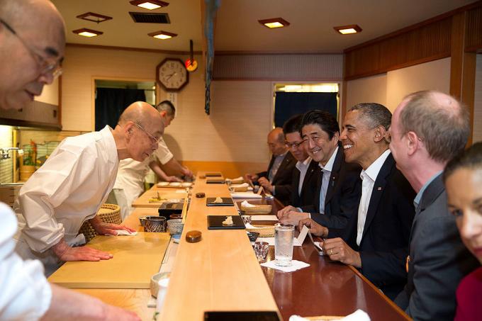 Jiro Ono en Barack Obama. Door het Witte Huis uit Washington, DC - P042314PS-0082, Public Domain, https://commons.wikimedia.org/w/index.php? curid = 34426375