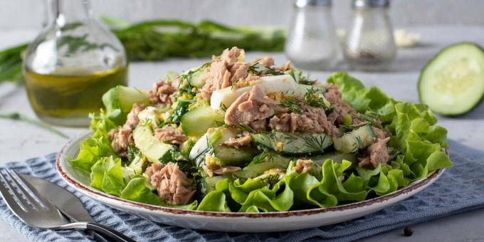 Salade met tonijn, eieren en komkommers
