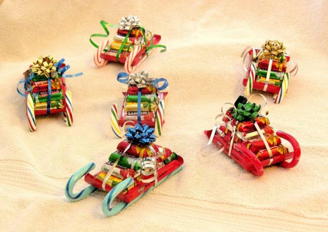 Hoe maak je een cadeau voor het nieuwe jaar te maken met hun handen: Sledge met snoepjes 