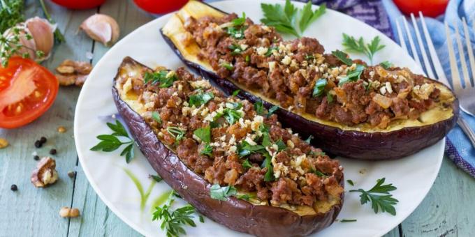 Auberginebootjes met lamsvlees en granaatappelsaus