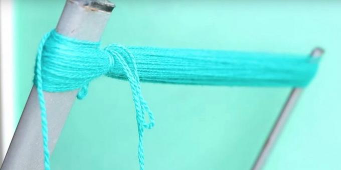 Hoe maak je een pompon: knoop de draden op één plek vast