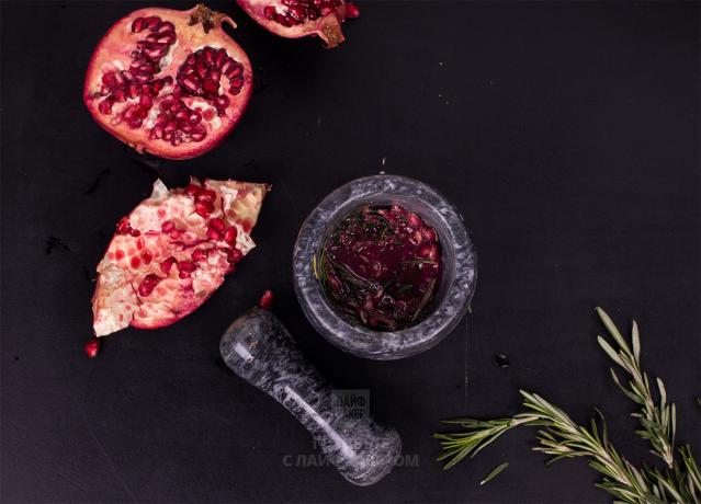 Pomegranate cocktail met champagne: malen granaten met rozemarijn