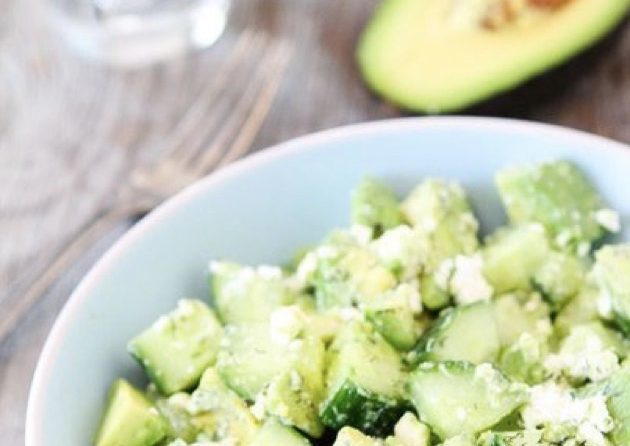 Komkommer salade met feta kaas en avocado