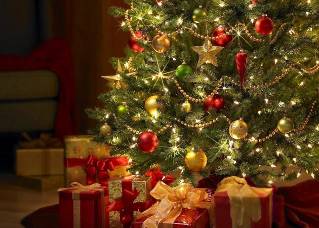 Versieren een kerstboom: ballen en klatergoud
