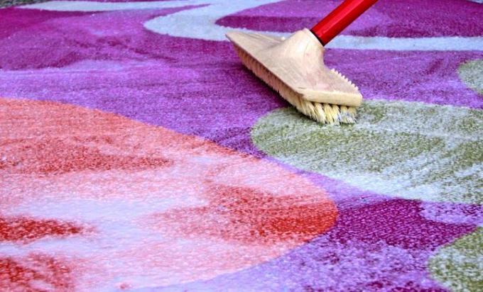 Hoe maak je een tapijt soda te reinigen