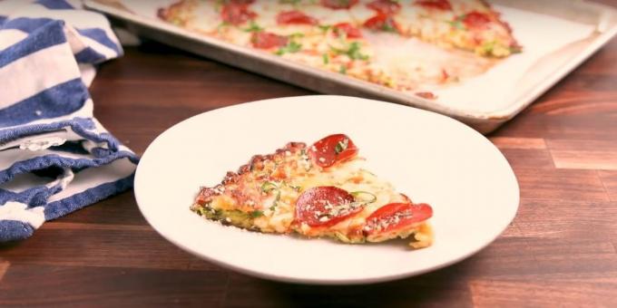 Zucchini Pizza met tomatensaus, kaas en worst in de oven