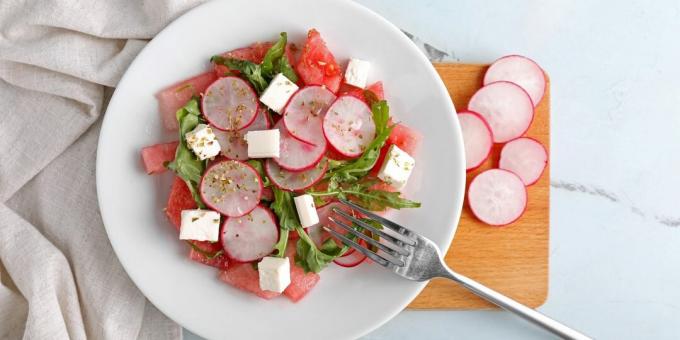 Thaise salade met watermeloen, radijs, feta en pittige dressing