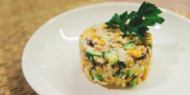 Salade met tonijn, eieren, komkommers en maïs