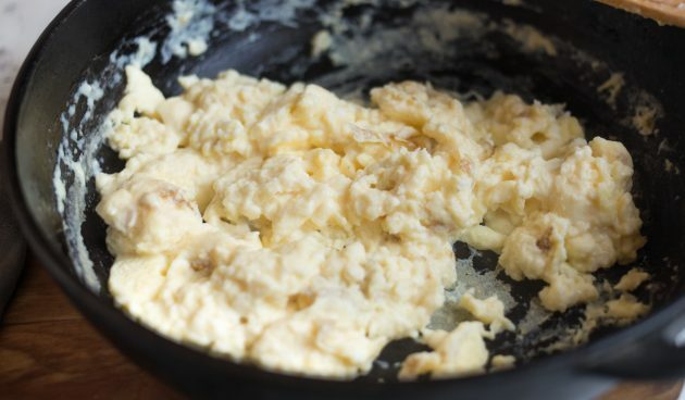 Quesadilla's met kaas, Everch, mosterd en roerei: roerei maken