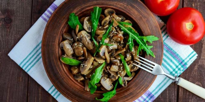 Eenvoudige warme salade met champignons
