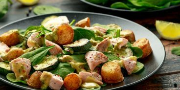Warme salade met courgette, nieuwe aardappelen en vis