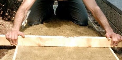 Hoe maak je een tuin pad te maken: verdelen het zand