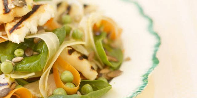 Salade met spinazie en gegrilde kaas