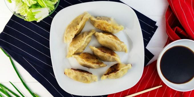 Gyoza dumplings met vlees en groenten