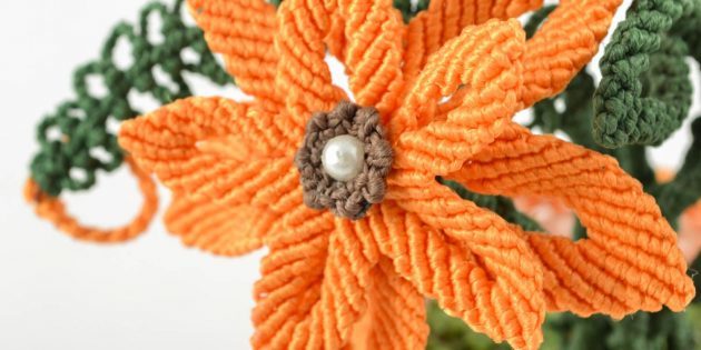 Bloem in macrame techniek