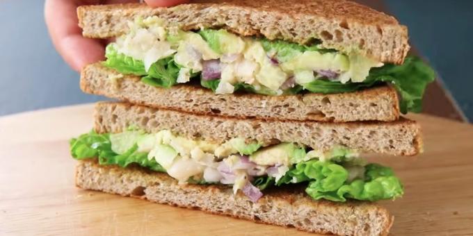 Recepten: Sandwich met bonen, uien, komkommer en avocado