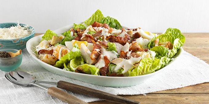 Caesar salade met kip, champignons en spek