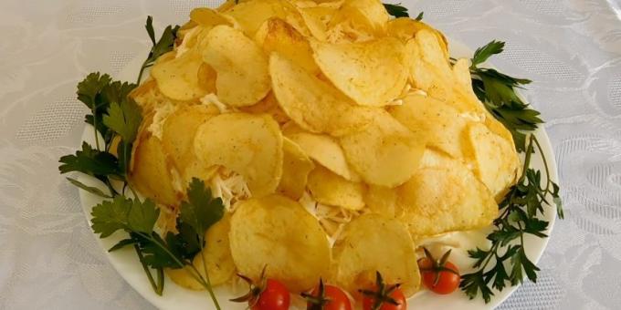 Puff salade en chips, krabsticks, kaas en tomaat