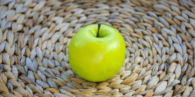 Hoe kom je van knoflook- en uiengeur uit je mond: eet een appel