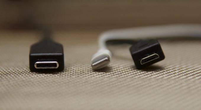 Van links naar rechts: USB Type-C, Lightning, micro-USB