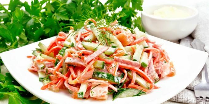 Salade met rookworst, Koreaanse wortelen en tomaten