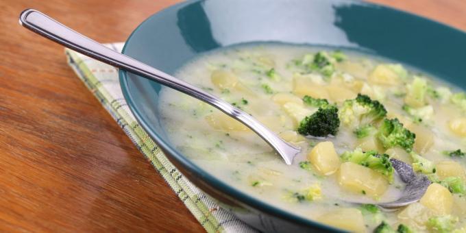plantaardige soepen: soep met broccoli, aardappelen en parmezaanse kaas