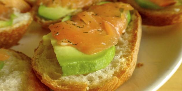 Recepten snelle maaltijden: taartjes met zalm en avocado 