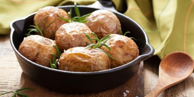 Nieuwe aardappelen gebakken in de oven met zout