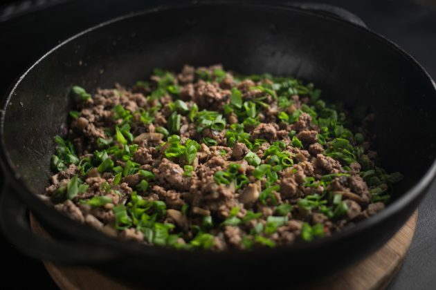 Vleesbroodjes: voeg de gehakte groene uien toe