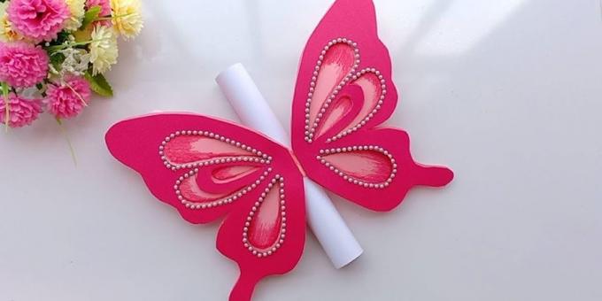 Hoe maak je een kaart met een vlinder te maken op een verjaardag met hun eigen handen