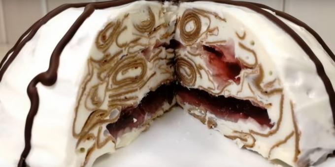 Recepten: Pannekoek cake met cranberry gelei, room en gecondenseerde melk