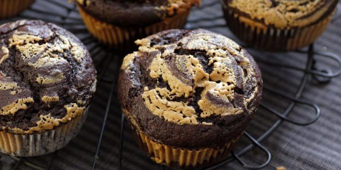 Chocolade muffins met pindakaas