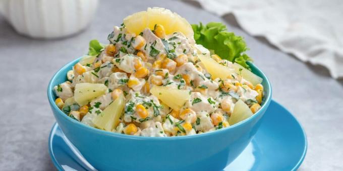 Salade met kip, mais en ananas