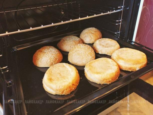 Sloppy Joe Burger: Leg de broodjes met de snijkant naar beneden op een bakplaat