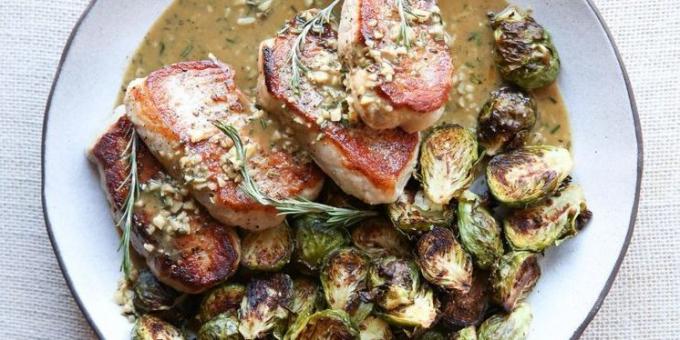 recepten in haast: Varkenskoteletten met knoflook, rozemarijn en spruitjes