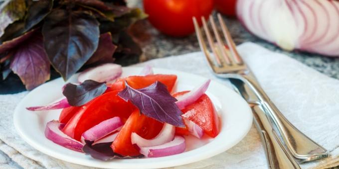 Salade met basilicum en tomaten