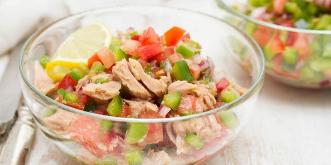 Snelle salade met ingeblikte tonijn en groenten