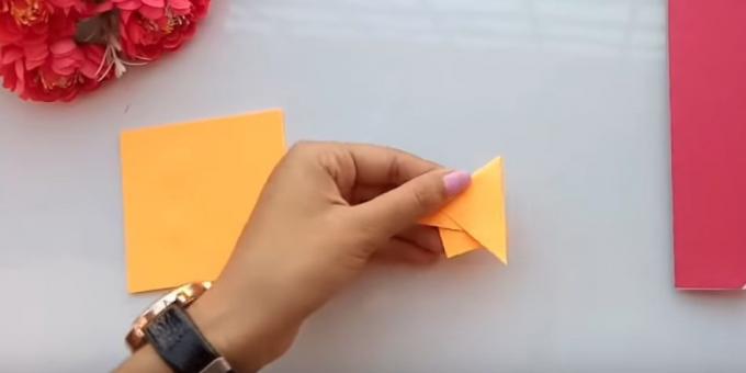 Knip het papier drie verschillende kleuren, twee identieke kleine vierkante