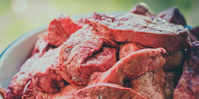 Hoe en hoeveel varkenslong koken: stukjes gekoelde varkenslong
