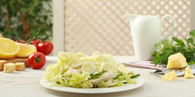 Salade met Chinese kool, kip en kwarteleitjes