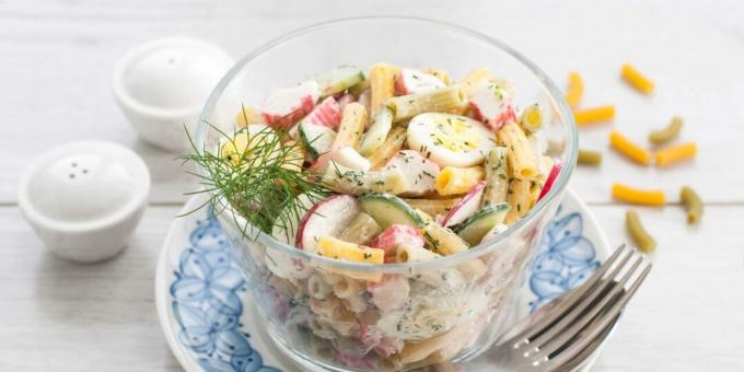 Salade met krabsticks, eieren en pasta