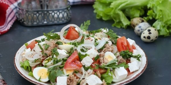 Salade met tonijn, tomaten, kwarteleitjes en feta