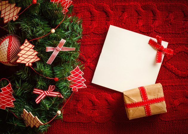 Versieren een kerstboom: cadeaus