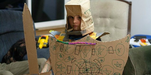 Kinderfeestje: make vergrendeling en zwaarden van kartonnen dozen