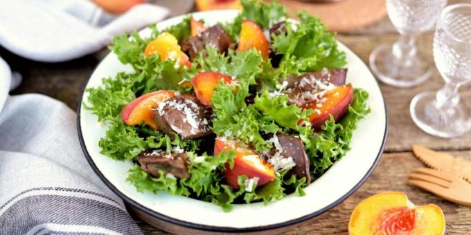 Salade met perziken en lever