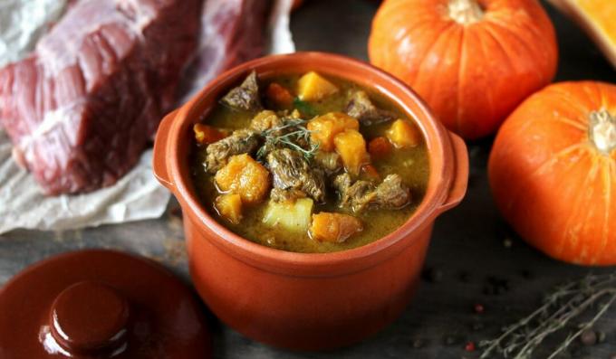 Rundvlees in pot met aardappelen en pompoen